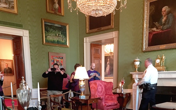 Military families visit 1600 Pennsylvania Avenue