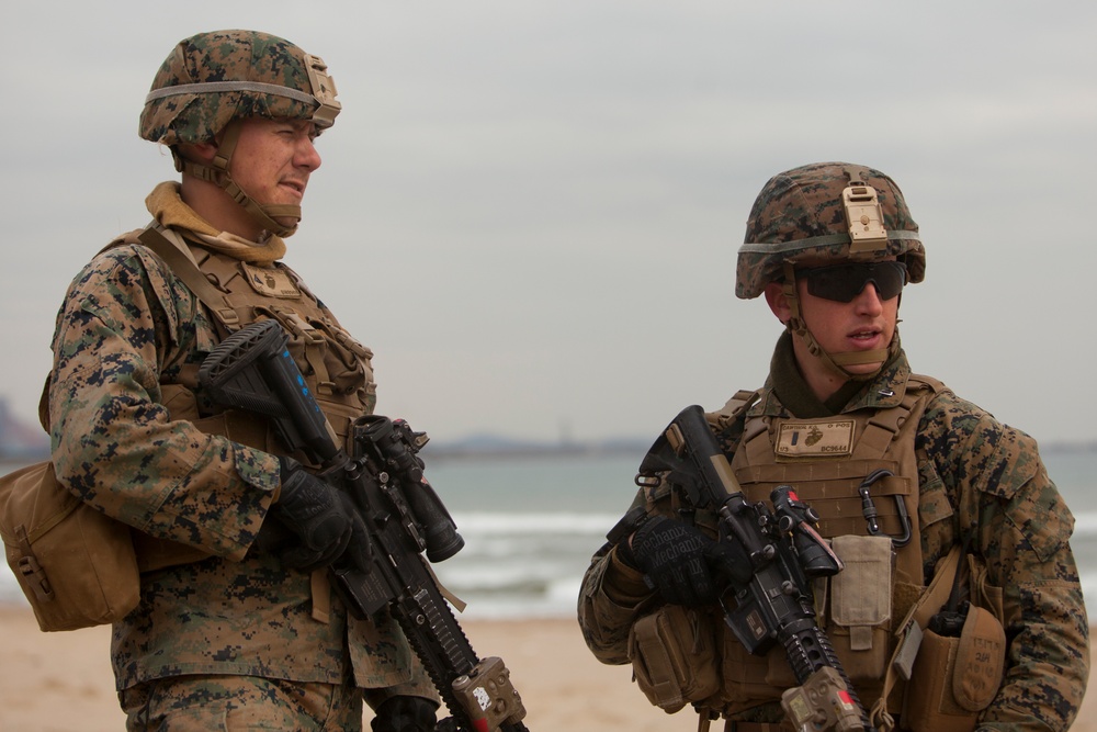 Republic of Korea and U.S. Marines set up fighting positions