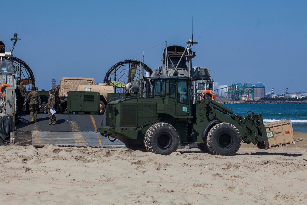 31st MEU offloads during Exercise Ssang Yong 16