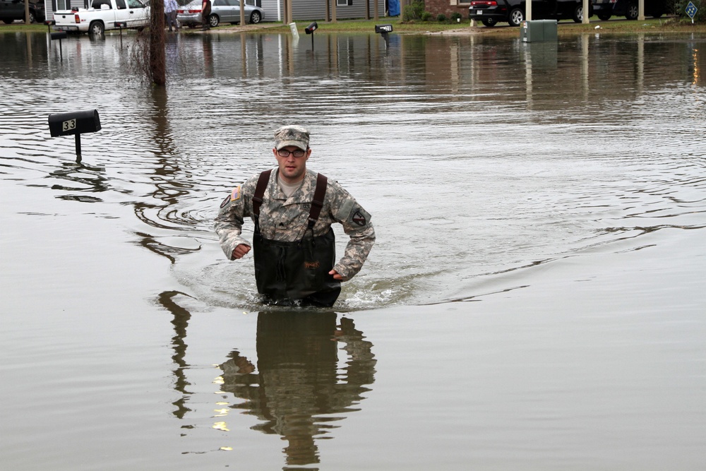 Louisiana Guardsmen assist in neighborhood evacuation