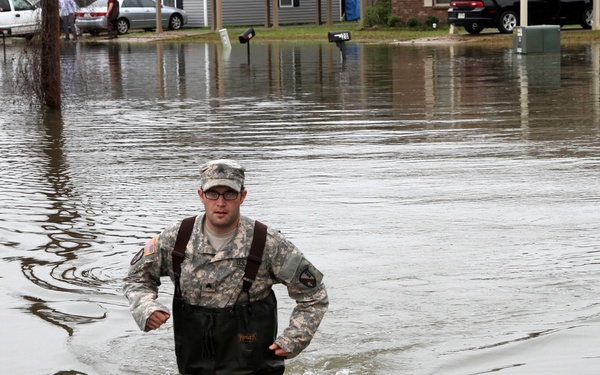 Louisiana Guardsmen assist in neighborhood evacuation