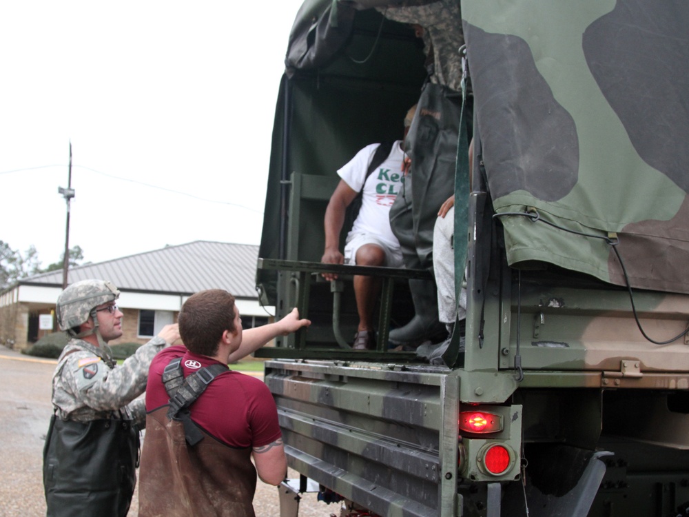 Louisiana Guardsmen assist in neighborhood evacuation