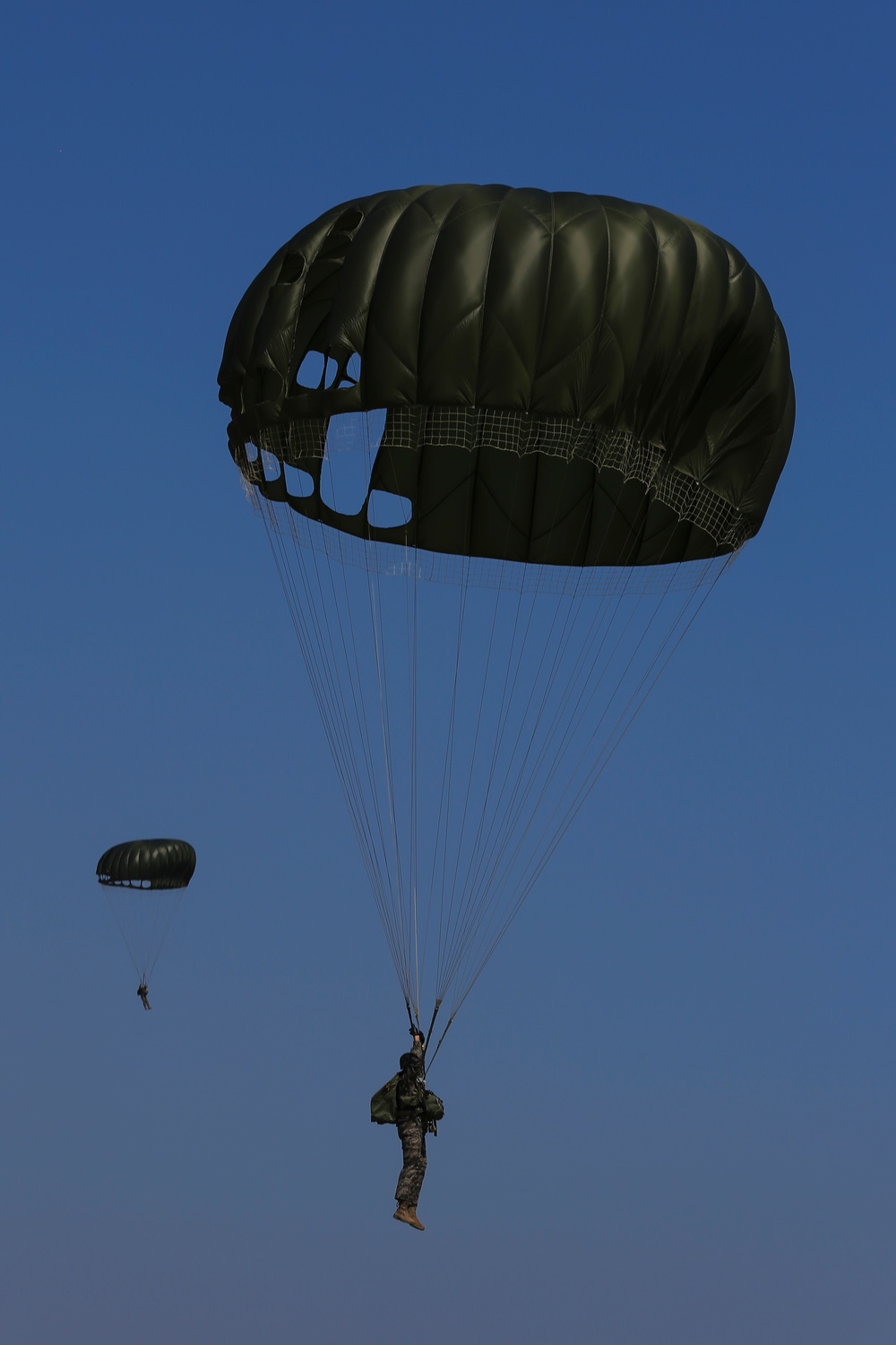 Paratroopers Land