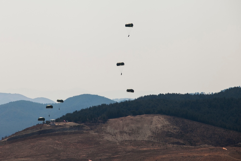 Combined Force Leaders Observe Amphibious Landing