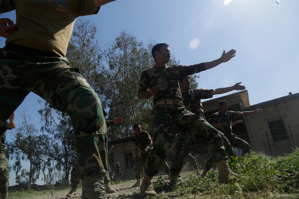 Iraqi soldiers enrolled in Iraqi Ranger course conduct training