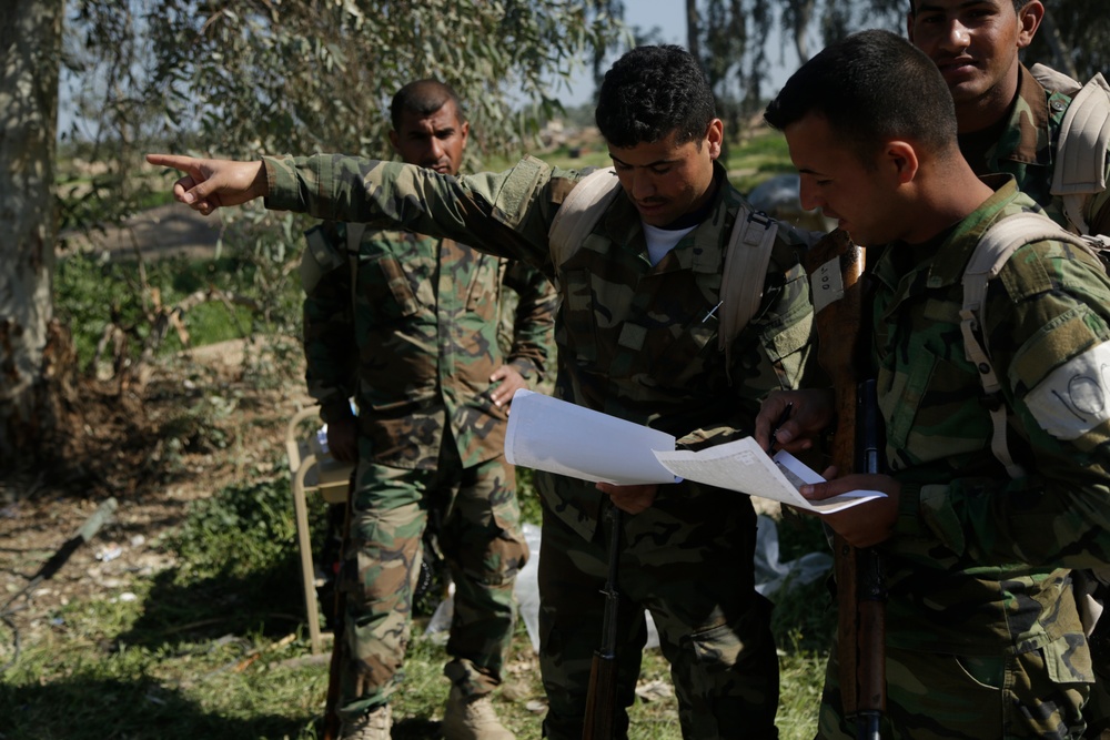 Iraqi soldiers enrolled in Iraqi Ranger course conduct training