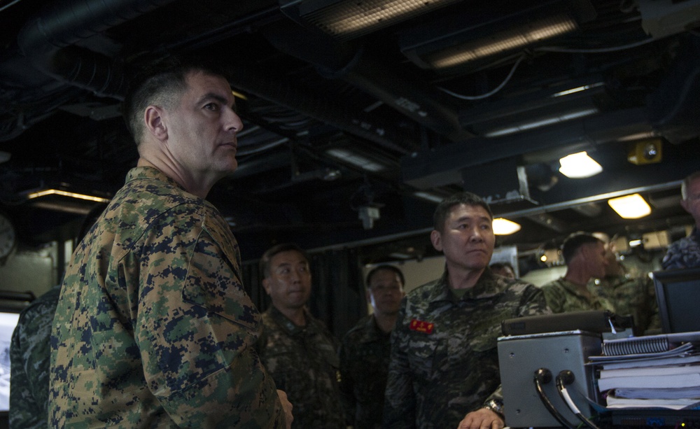 Ssang Yong 16: military leaders visit 31st MEU, Bonhomme Richard