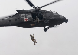 101st BSB use hoists in MEDEVAC training