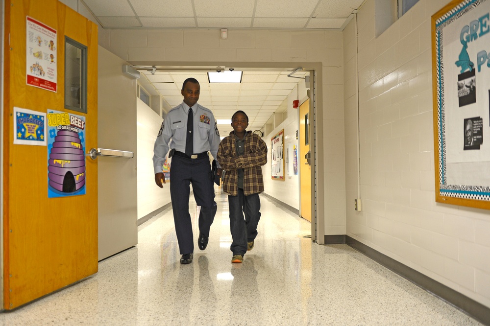 20th Fighter Wing command chief mentors local students