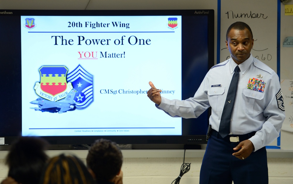 20th Fighter Wing command chief mentors local students