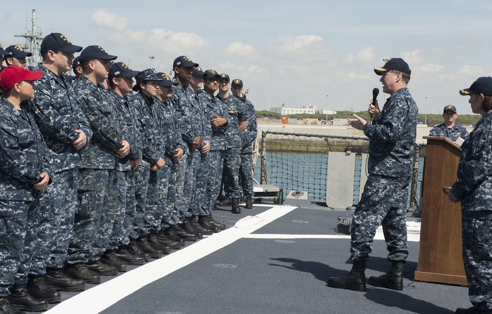 Commander, US Naval Forces Europe-Africa, speaks to Sailors aboard USS Porter