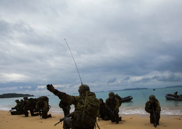 Marine, Japanese Forces Team Up For Amphibious Training