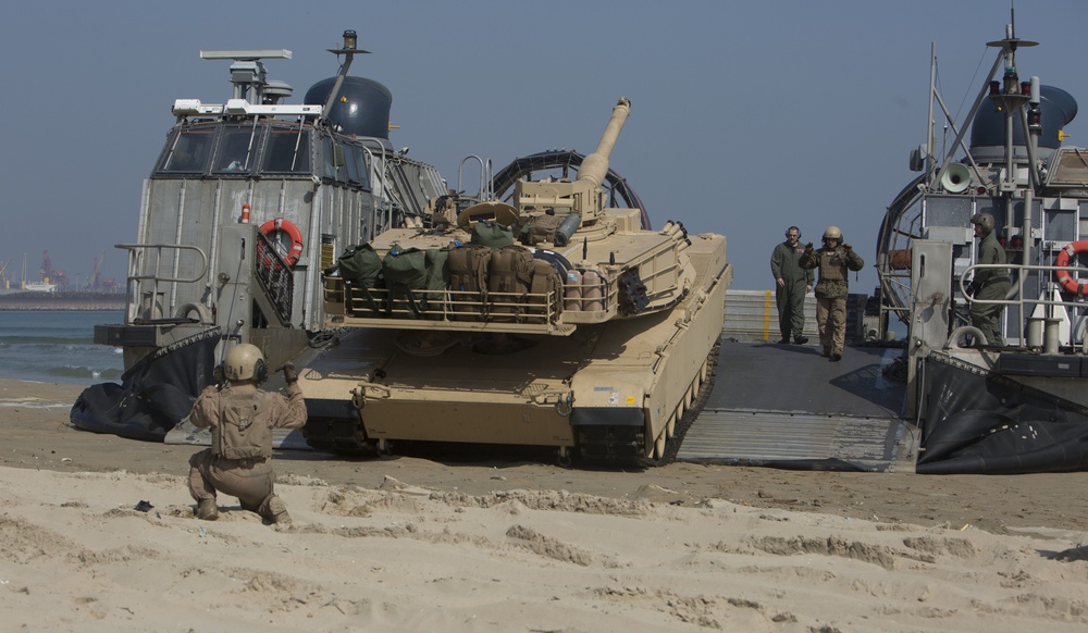 Tanks roll up on Dogu Beach