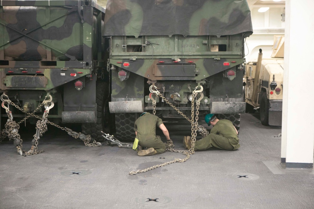 26th MEU LCAC reloads onto the USS Arlington