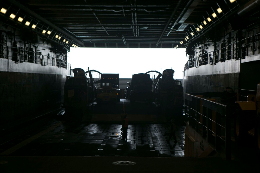 26th MEU LCAC reloads onto the USS Arlington