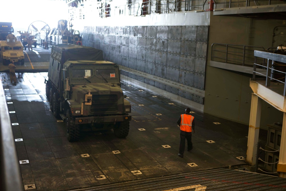 26th MEU LCAC reloads onto the USS Arlington