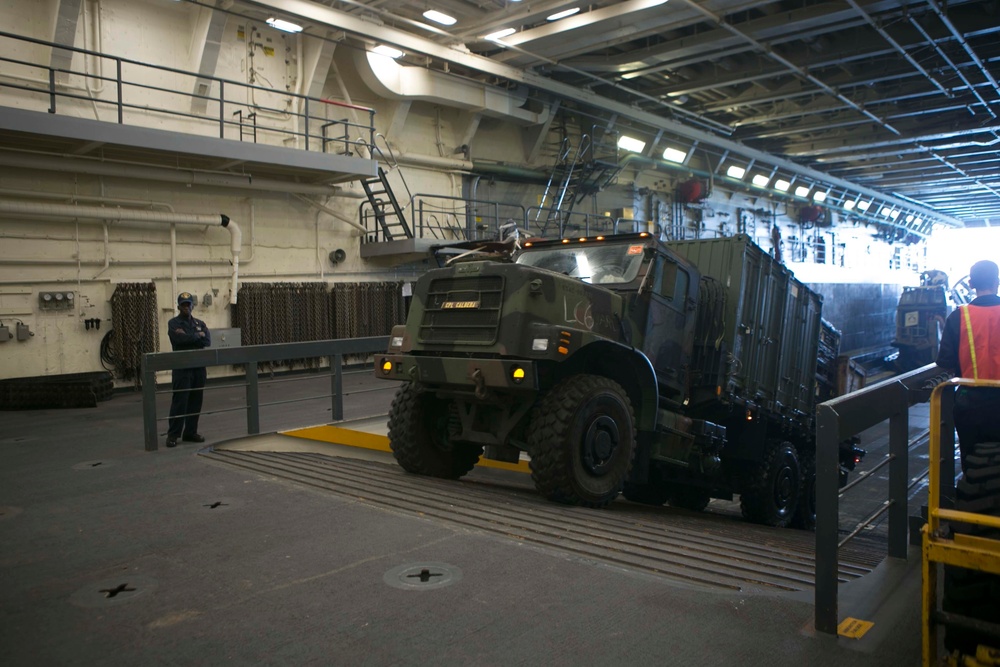 26th MEU LCAC reloads onto the USS Arlington