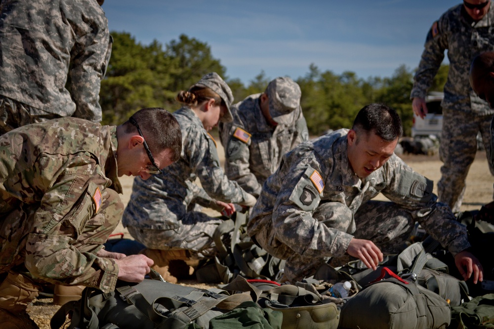 Joint helicopter-borne parachute jumps in NJ