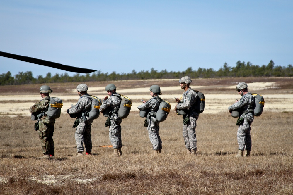 Joint helicopter-borne parachute jumps in NJ