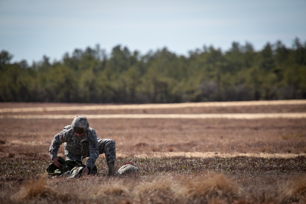 Joint helicopter-borne parachute jumps in NJ
