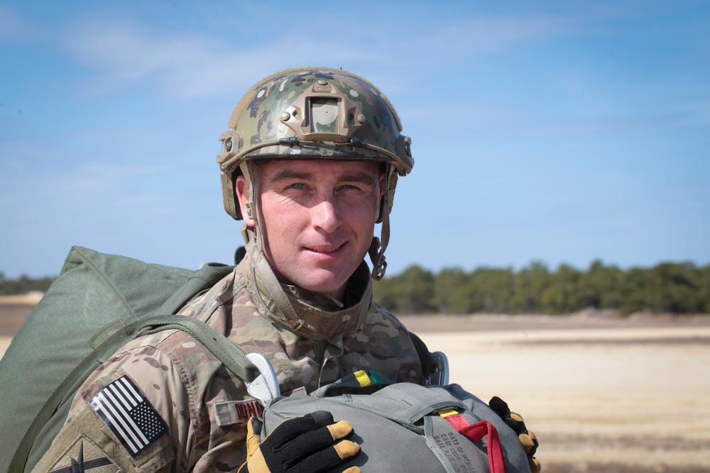 Joint helicopter-borne parachute jumps in NJ