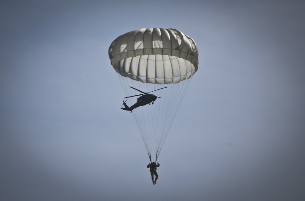Joint helicopter-borne parachute jumps in NJ