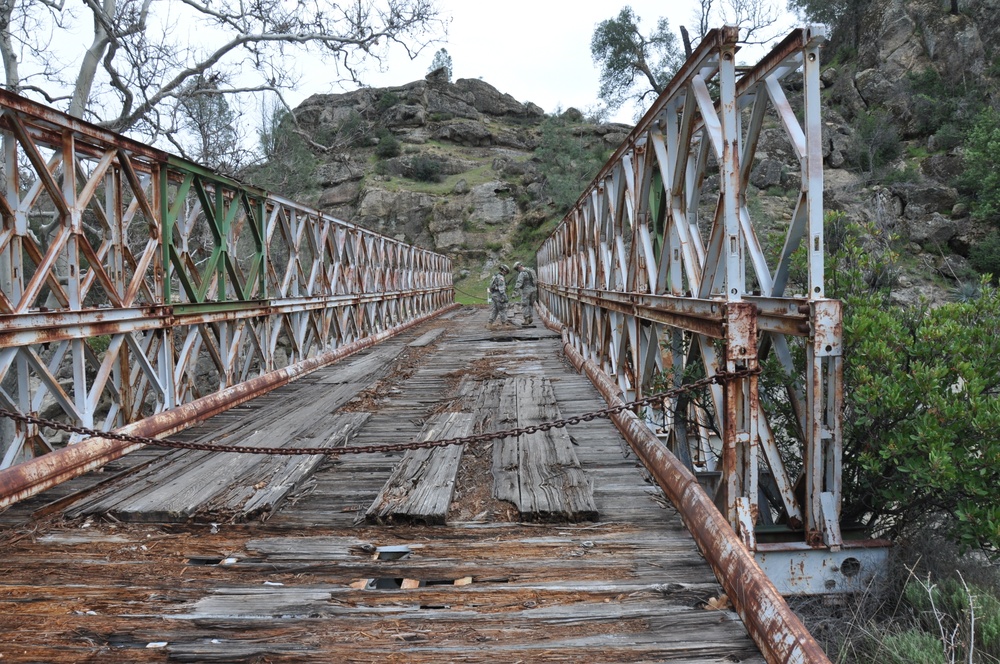 Engineers survey iconic bridge