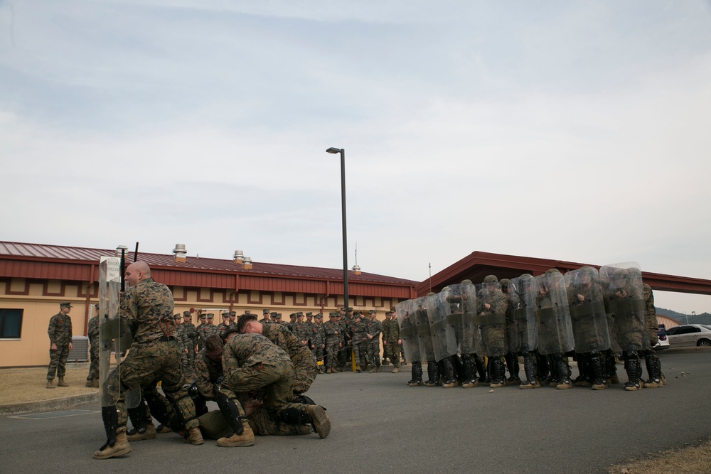 Marine MP Battalion demos riot control in ROK