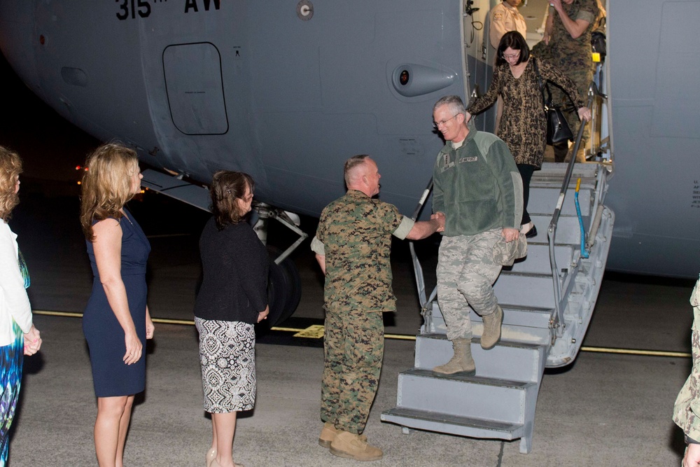 Vice Chairman of the Joint Chiefs of Staff visits Team Kadena during USO tour