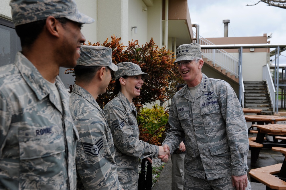 Vice Chairman of the Joint Chiefs of Staff visits Team Kadena during USO tour