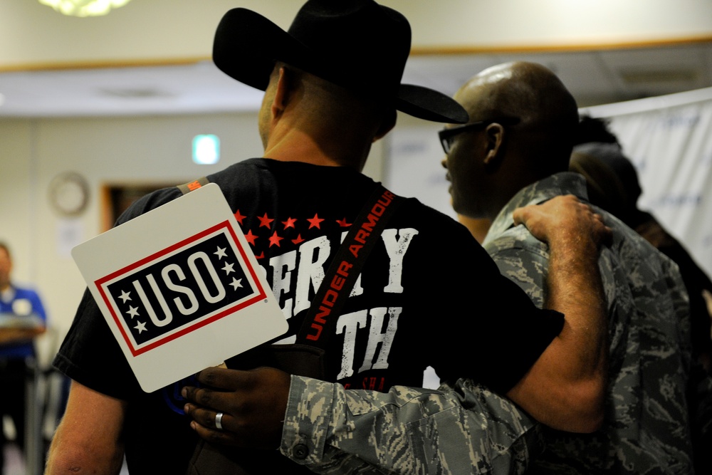 Vice Chairman of the Joint Chiefs of Staff visits Team Kadena during USO tour