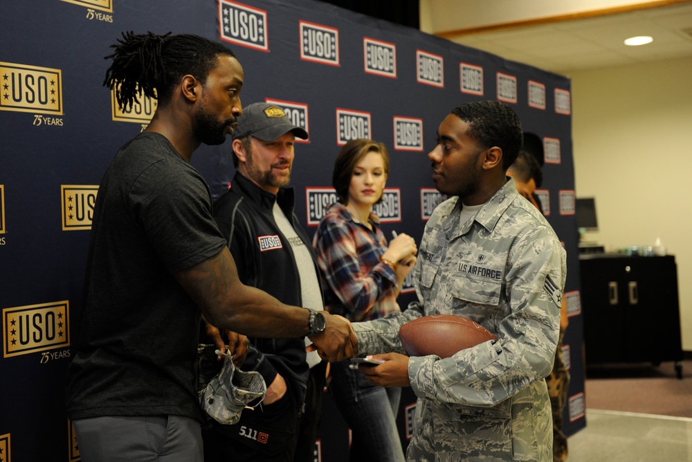 Vice Chairman of the Joint Chiefs of Staff visits Team Kadena during USO tour