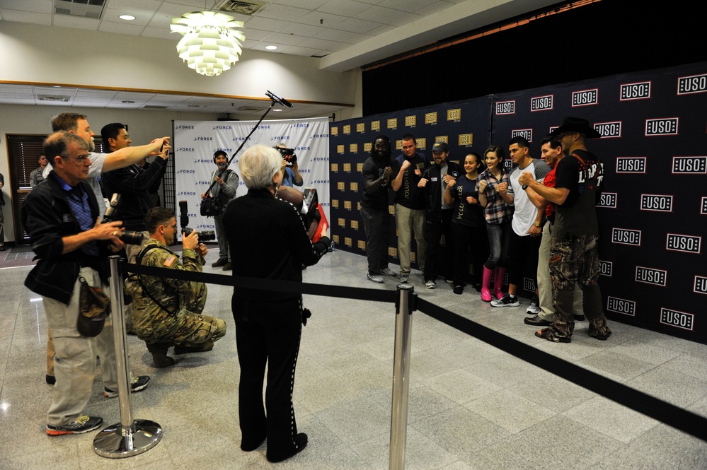 Vice Chairman of the Joint Chiefs of Staff visits Team Kadena during USO tour