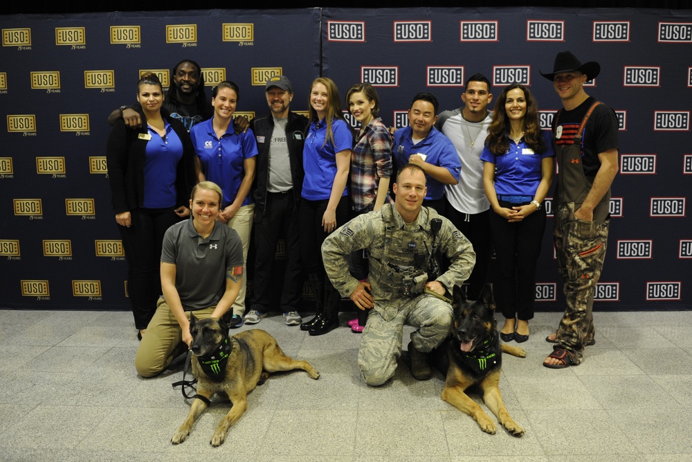Vice Chairman of the Joint Chiefs of Staff visits Team Kadena during USO tour