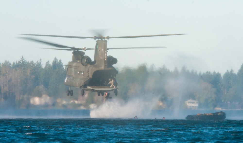 Soldier plunges off Chinook