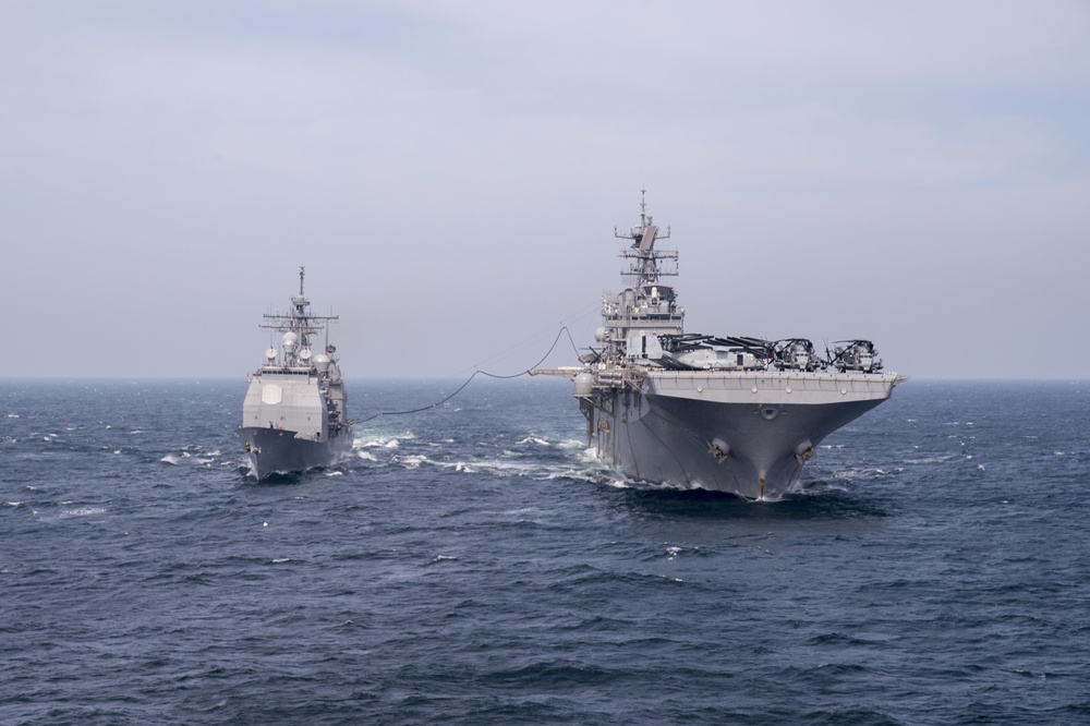 USS Bonhomme Richard conducts fueling operations with USS Shiloh