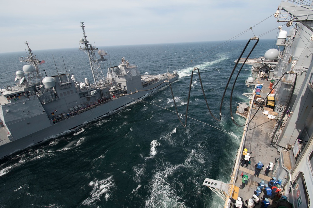 USS Shiloh replenishment at sea