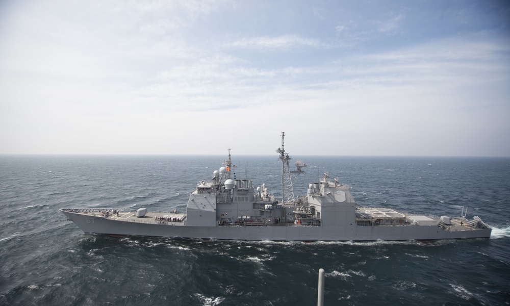 USS Shiloh (CG 67) cruises alongside USS Bonhomme Richard