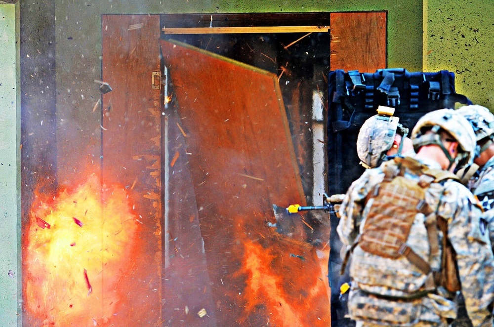 Engineers conduct urban breaching operations training