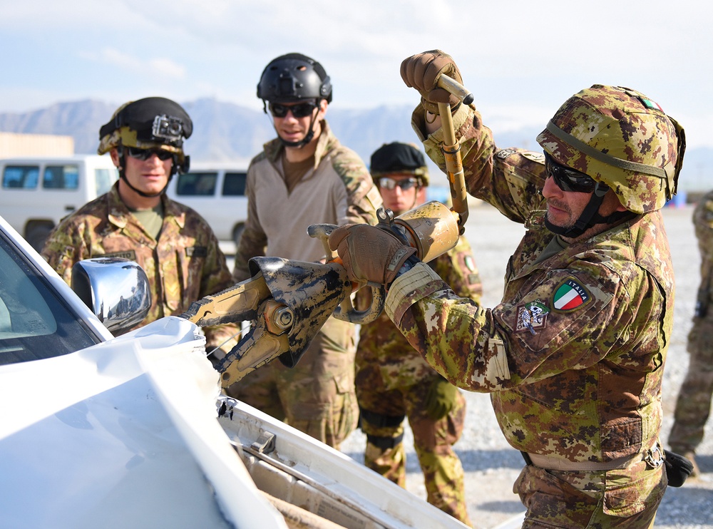 Airmen train with Italian soldiers for vehicle extrications