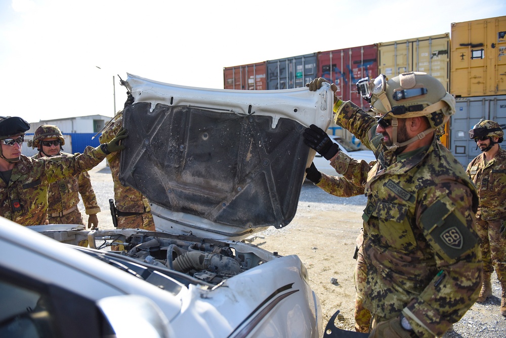 Airmen train with Italian soldiers for vehicle extrications