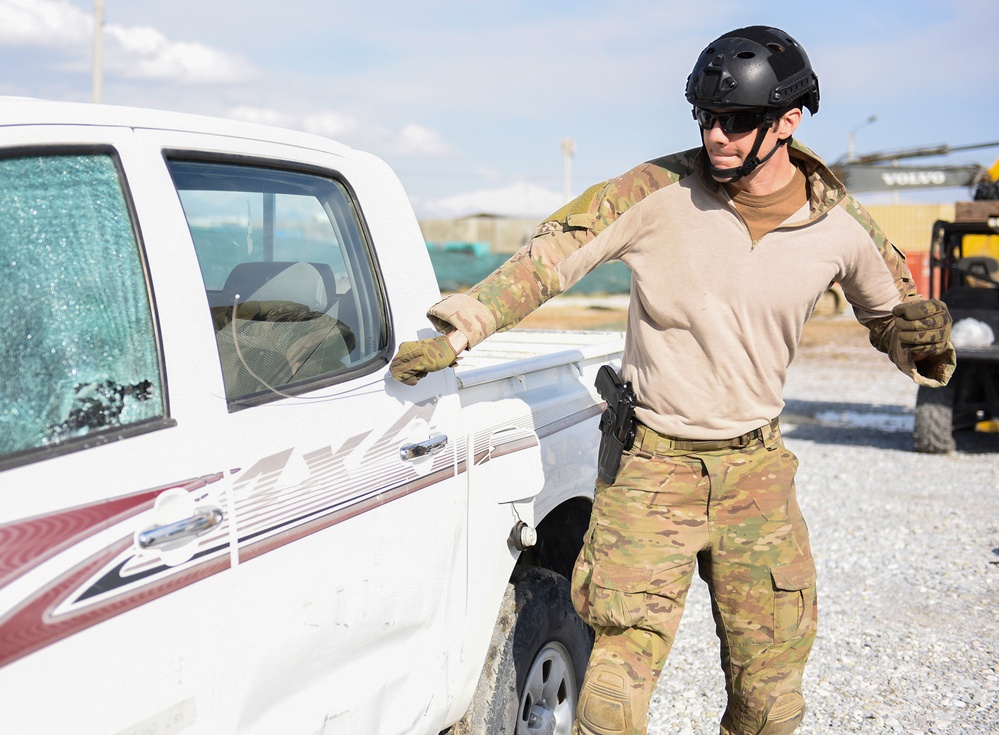 Airmen train with Italian soldiers for vehicle extrications
