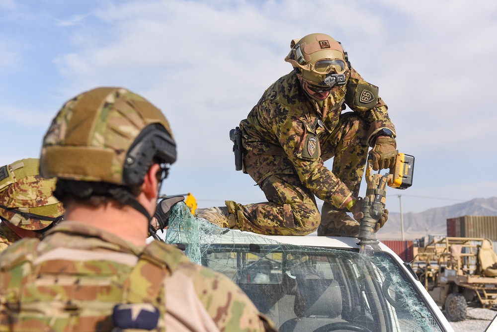 Airmen train with Italian soldiers for vehicle extrications