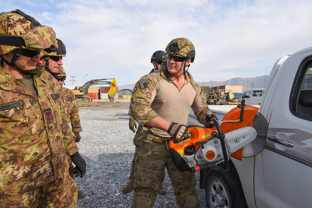 Airmen train with Italian soldiers for vehicle extrications