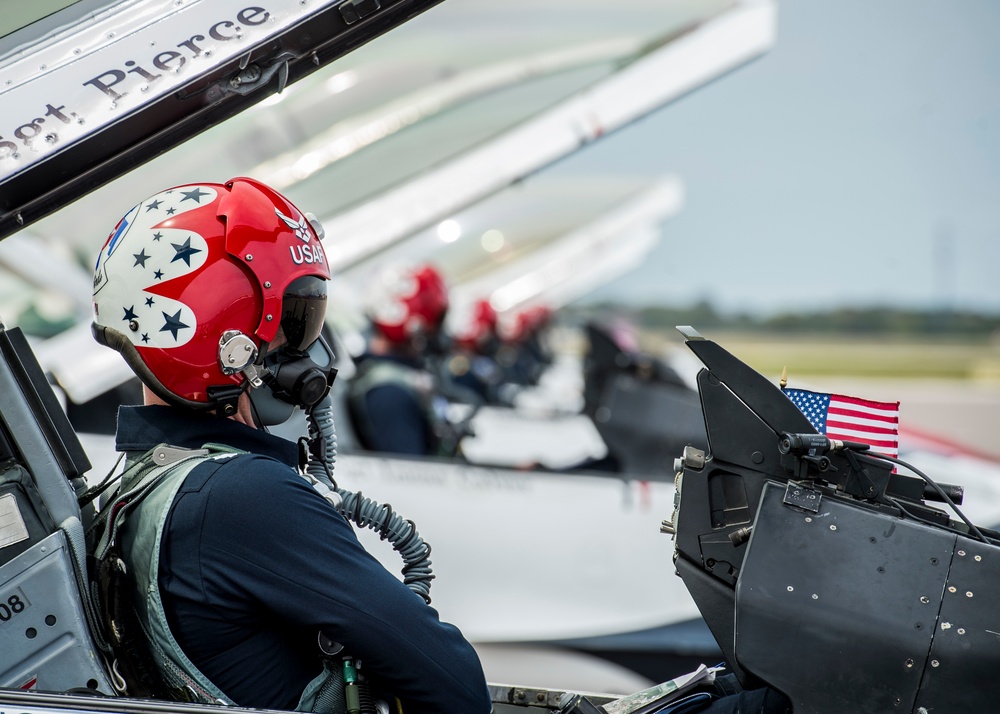 Thunderbirds perform at Tampa Bay AirFest