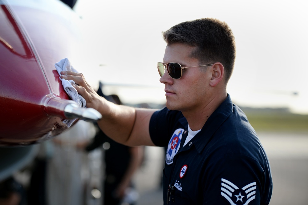 Thunderbirds perform at Tampa Bay AirFest