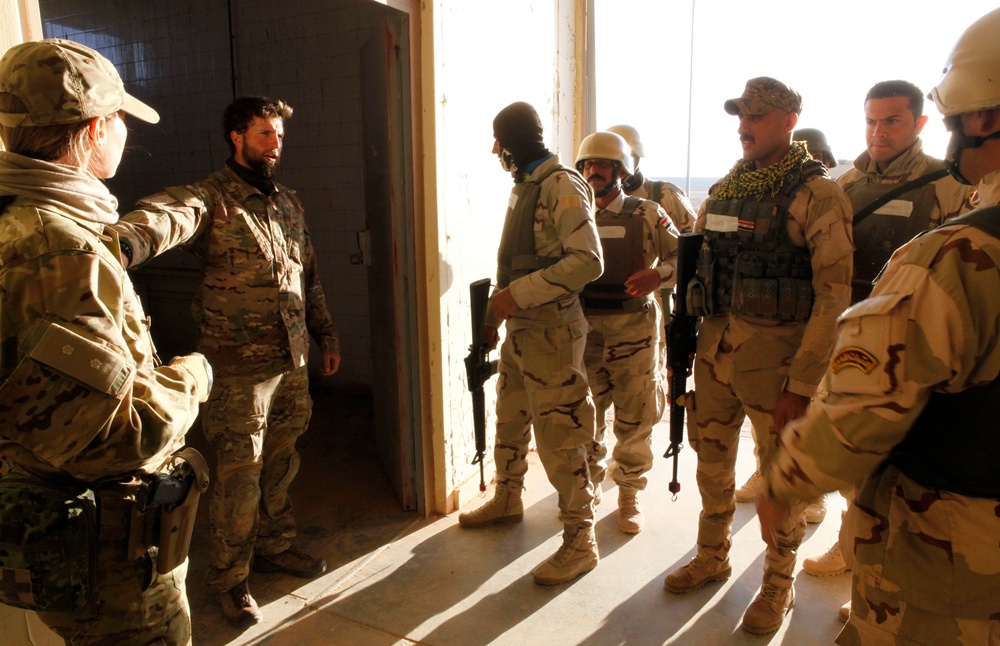 Iraqi soldiers sharpen tactical skills in forcible entry, room clearing training