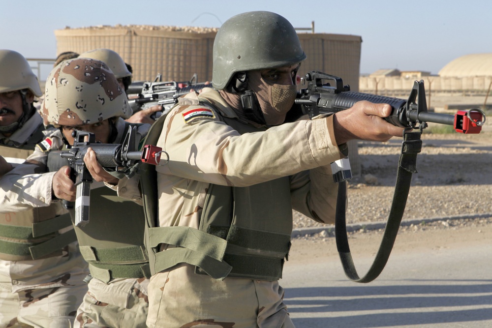 Iraqi soldiers sharpen tactical skills in forcible entry, room clearing training