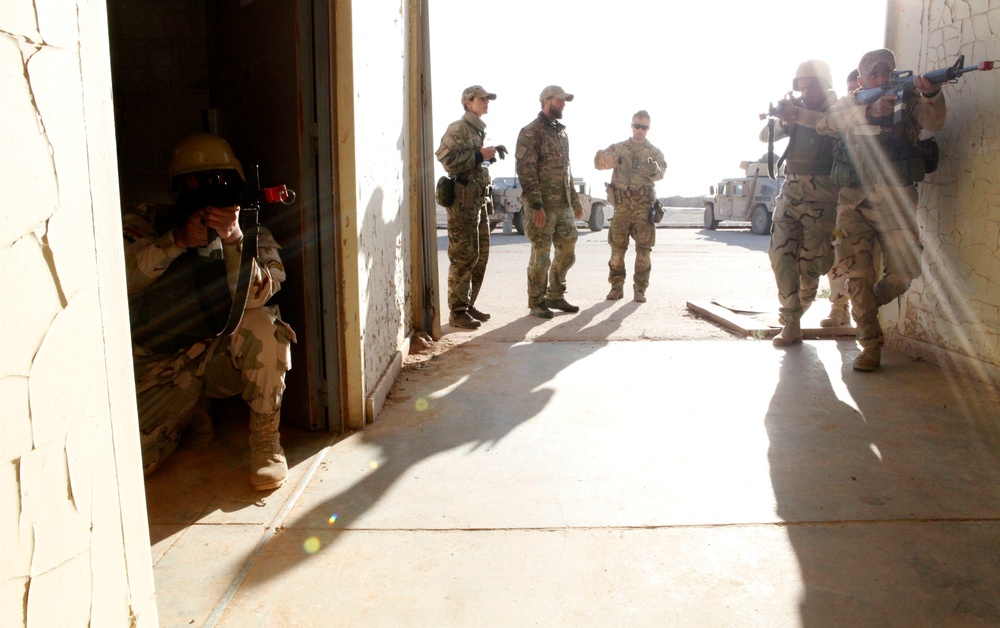 Iraqi soldiers sharpen tactical skills in forcible entry, room clearing training