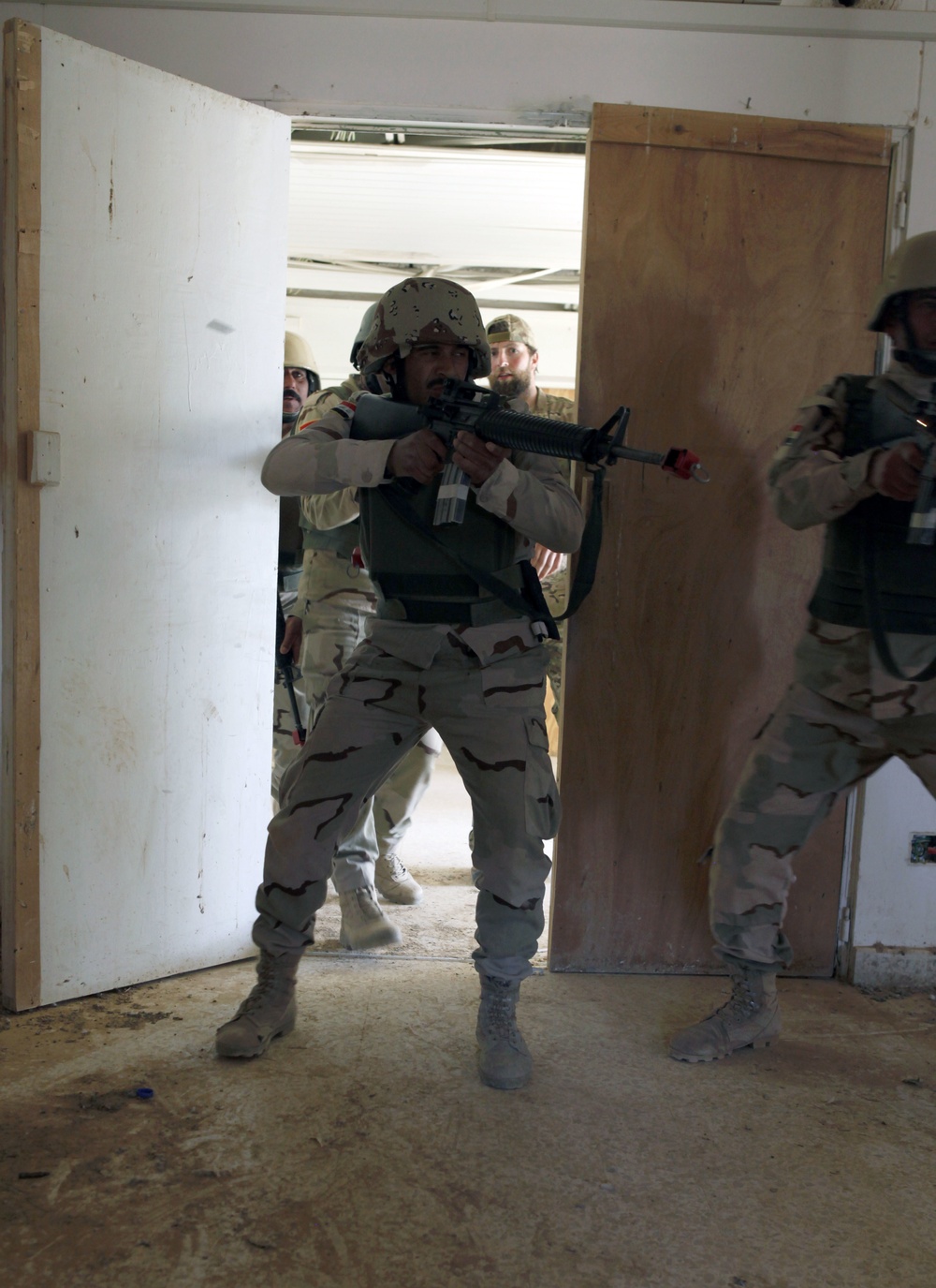 Iraqi soldiers sharpen tactical skills in forcible entry, room clearing training